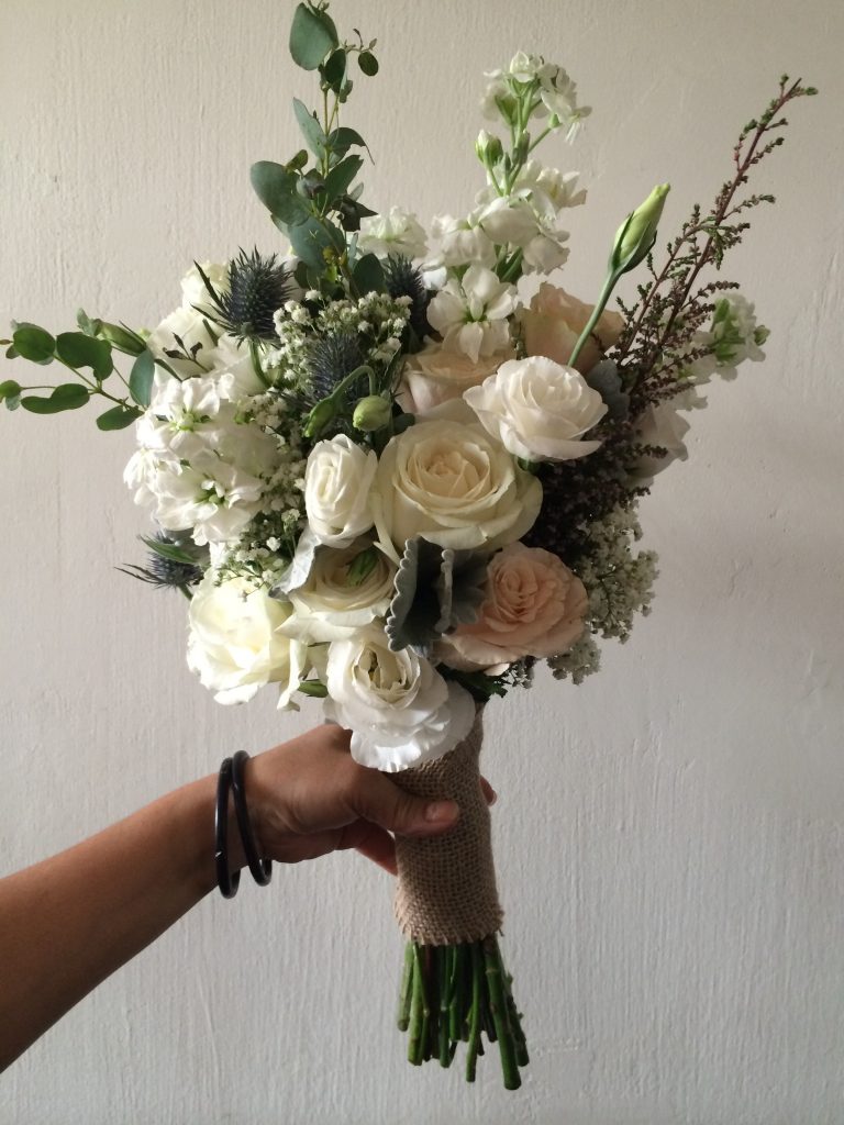 hand bouquet pernikahan putih simple zaenflorist code zn 01